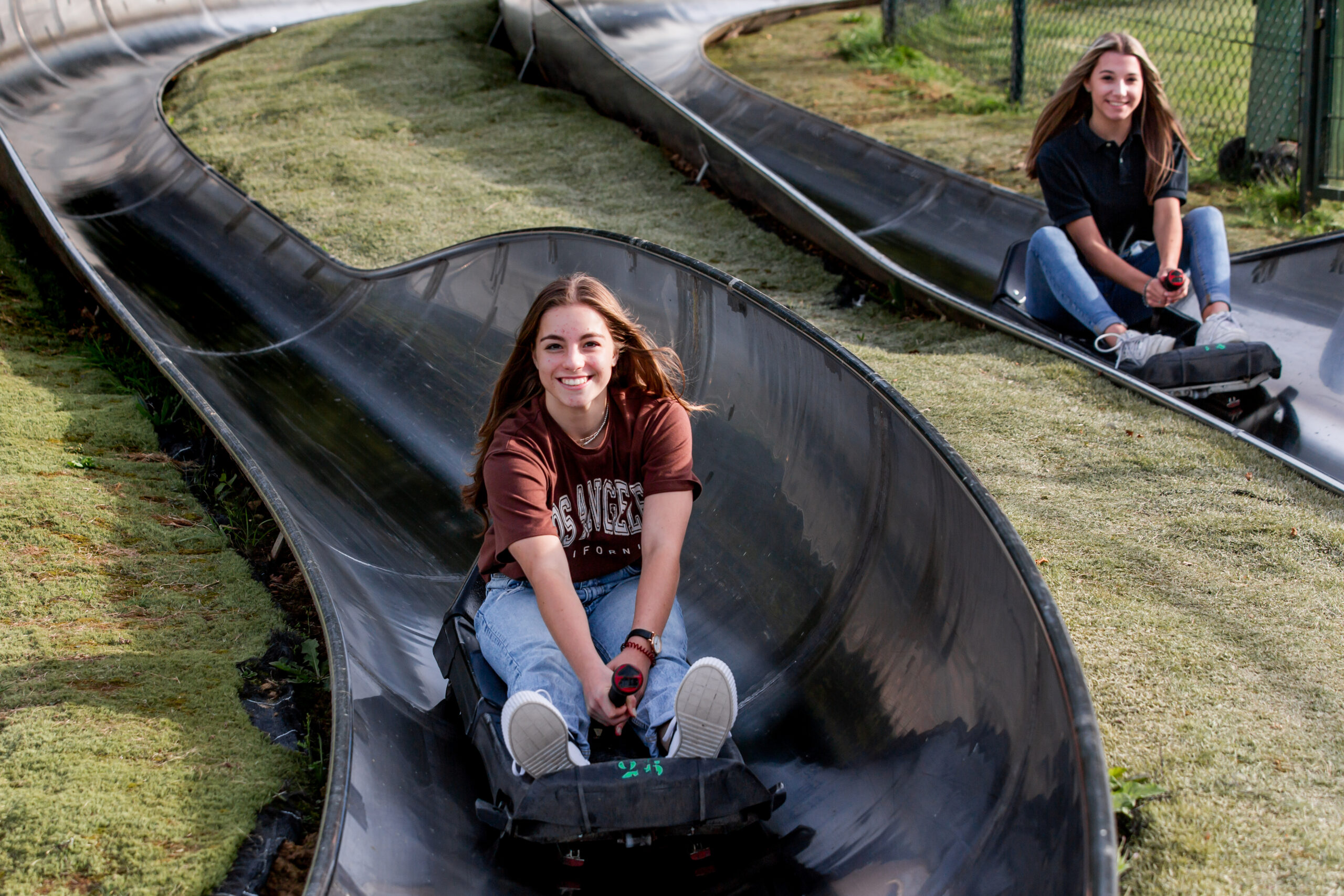 2 meiden die de Wilhelminaberg af rodelen